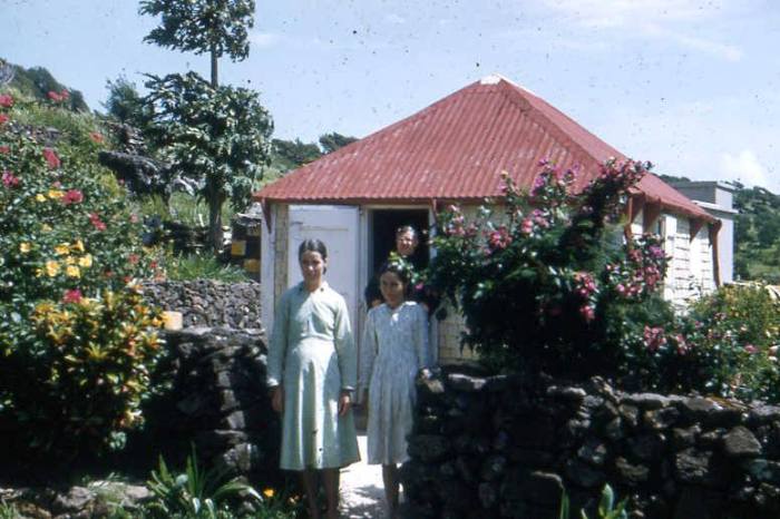 Eleonore et Emilienne LEDEE devant la case de leurs parents à VITET